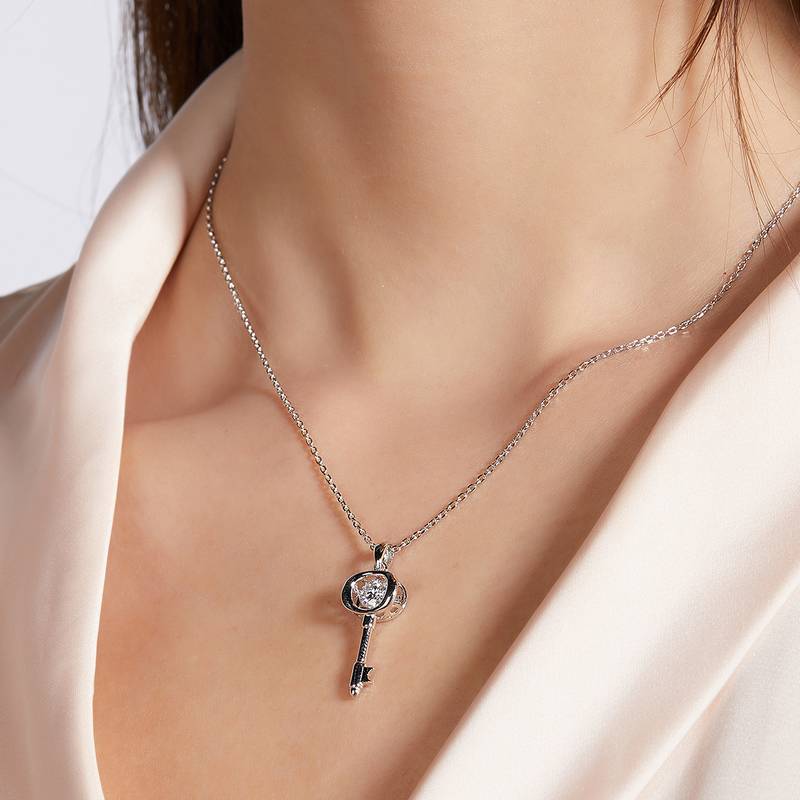 Dynamic Lock Love S925 Silver Plated Platinum Moissanite Diamond Necklace 50 Points D-Class